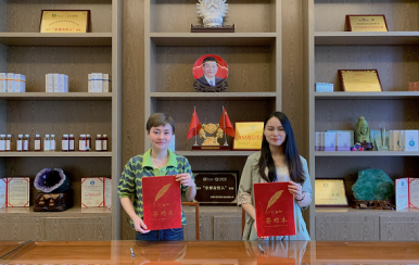 祝賀江西撫州市潘女士成功簽約翌芙萊加盟商！
